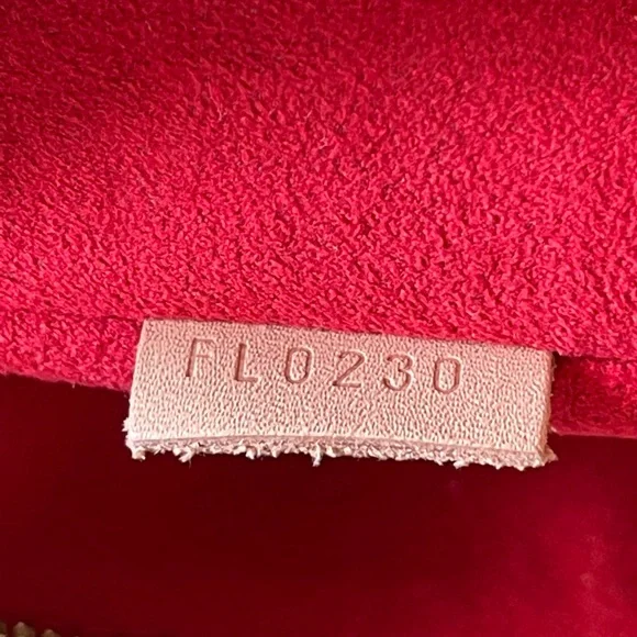 Authentic LV V Tote MM Rouge in Monogram With strap - Picture 7 of 15